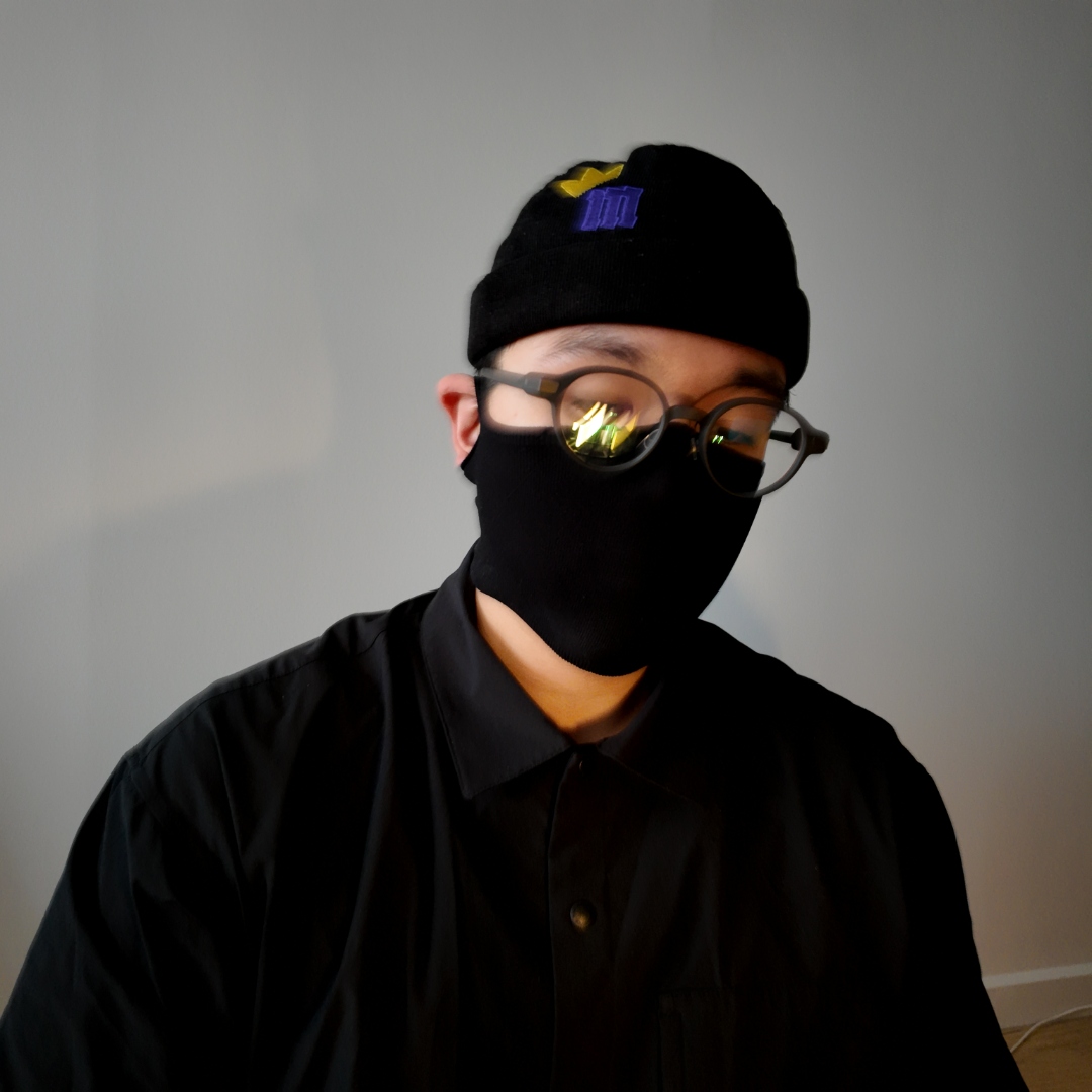 MAKETH close-up with light reflection in glasses